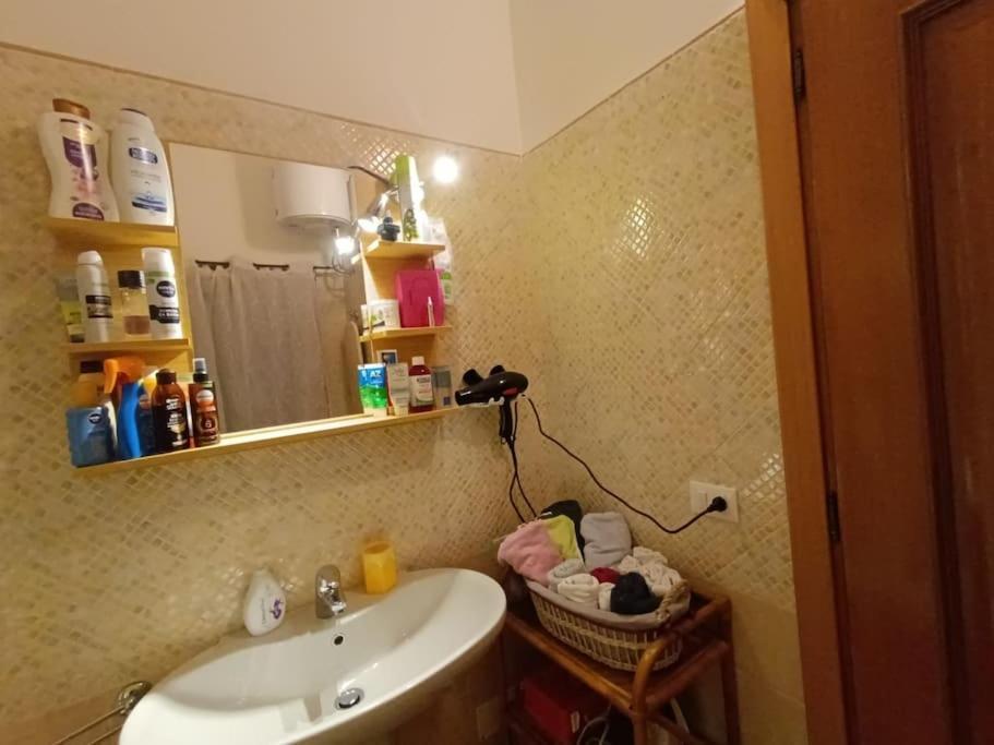 "Orchidea" Camera Privata Nell'Appartamento Condiviso 卡利亚里 外观 照片